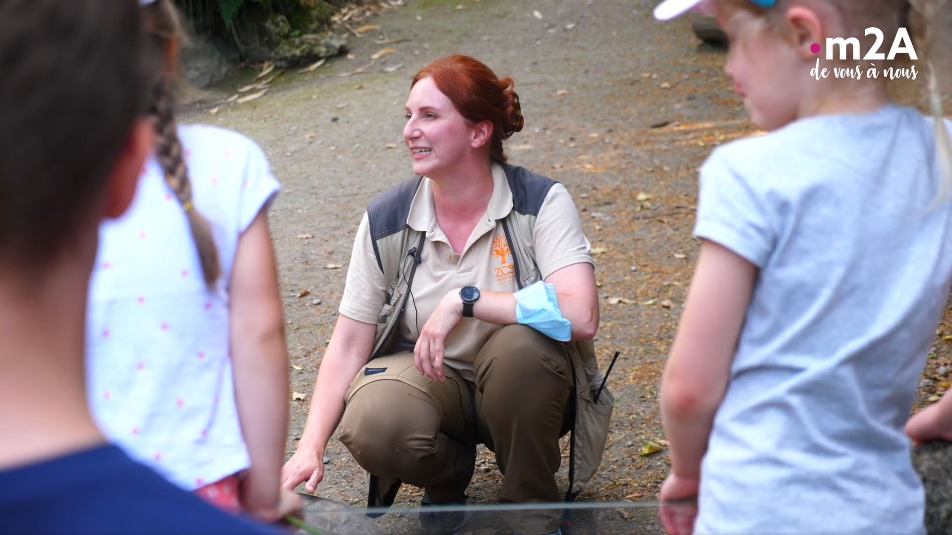 Pédagogie au zoo de Mulhouse - Elise Meyer en animation tortues avec les enfants