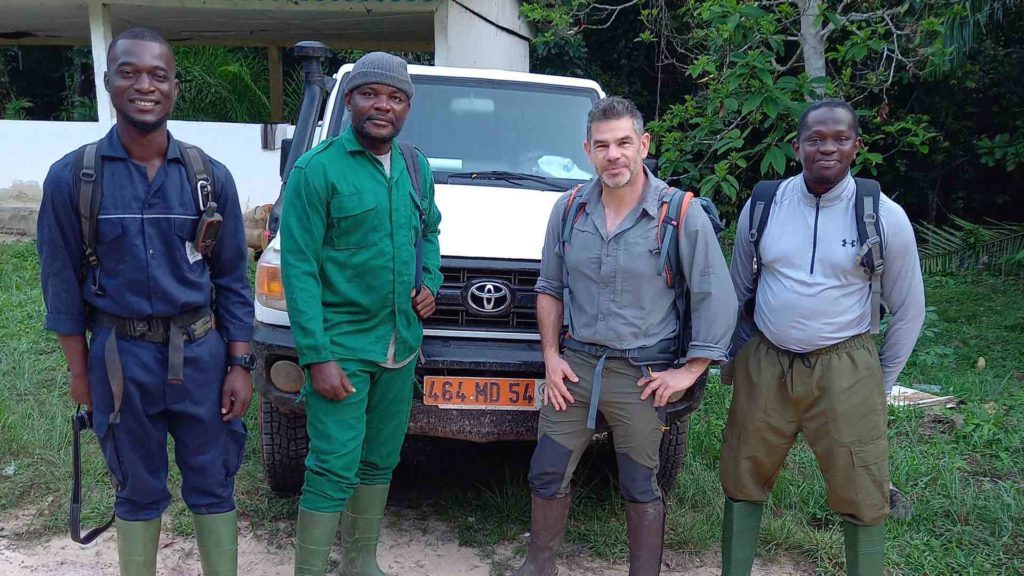 Brice Lefaux, directeur du parc zoologique et botanique de Mulhouse et les chercheurs du Centre Suisse de Recherches Scientifiques en Côte d'Ivoire