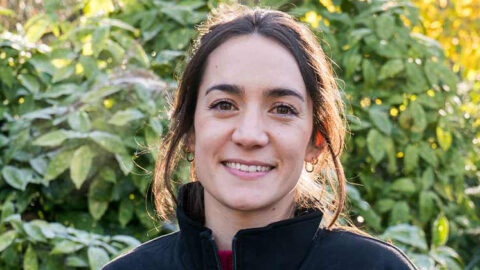 Charlotte, au cœur de la sauvegarde des lémurs aux yeux turquoise 