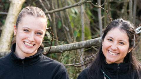 Justine et Dayanna, soigneuses des primates